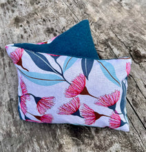 Load image into Gallery viewer, Gum Flowers Heat-Cold Pack: Recycled Wool / Tassie Lavender
